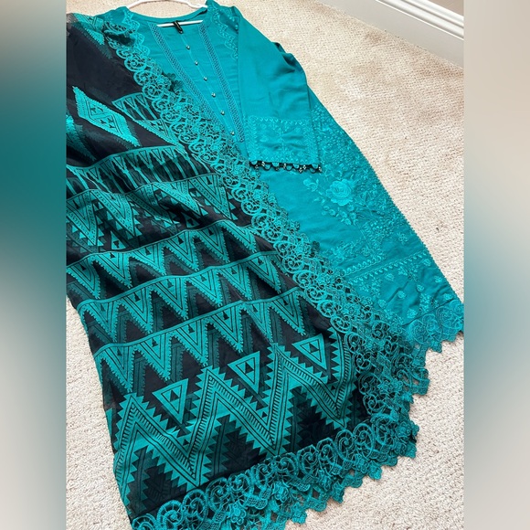 Charizma brand Pakistani Indian embroidered dress/outfit/suit - Picture 5 of 15